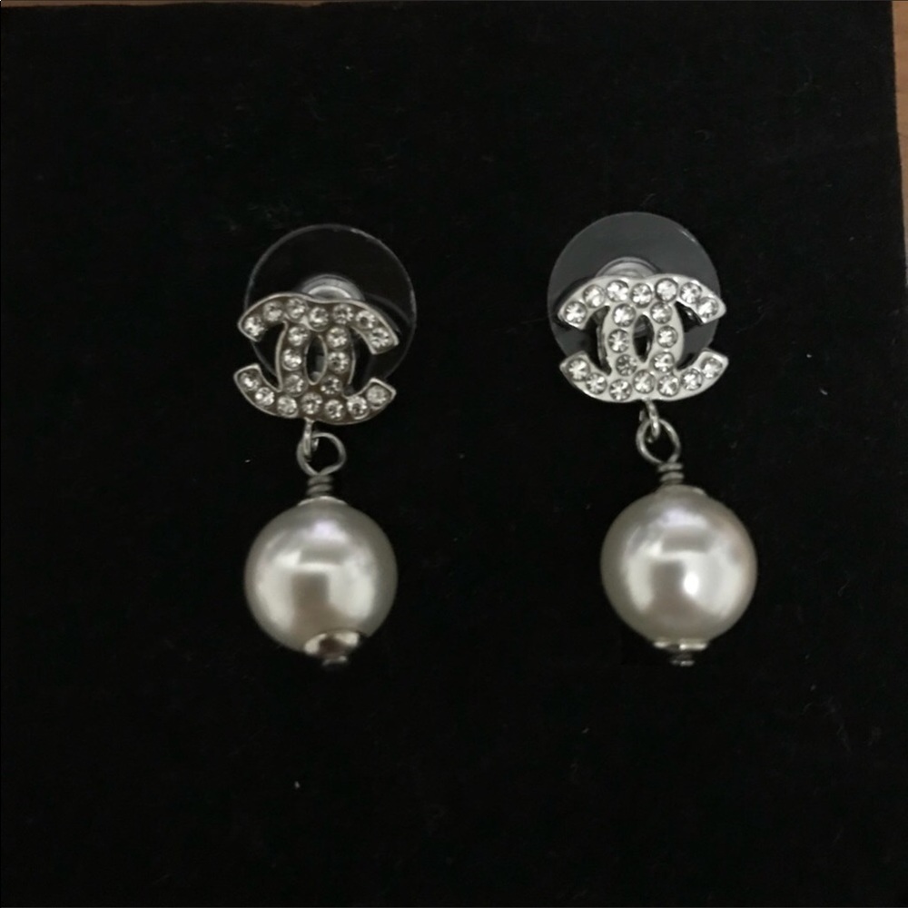 Chanel classic pearl earrings